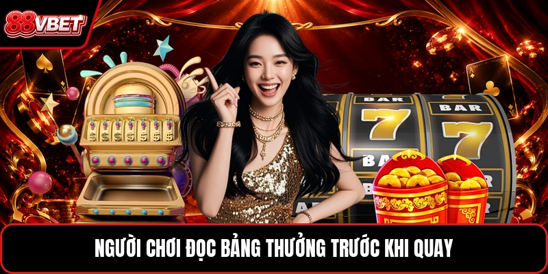 Người chơi đọc bảng thưởng trước khi quay