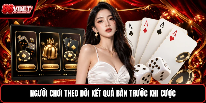 Người chơi theo dõi kết quả bàn trước khi cược